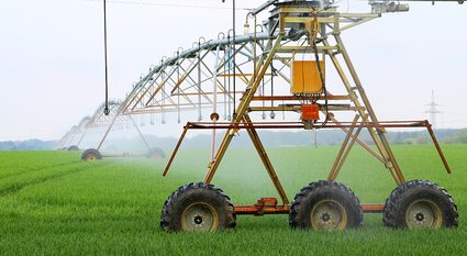 Hoses that supply water to fully mobile equipment such as pivot or traveler systems | © GH