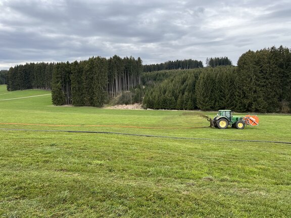 Liquid manure hosing on a agriculture green field in south of germany | © GH