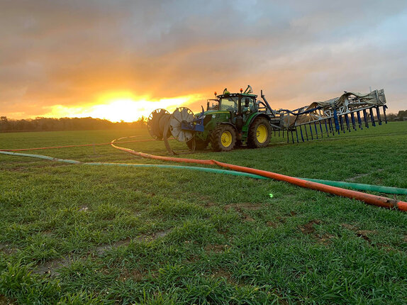 Slurry hosing in the field with GH hoses | © GH