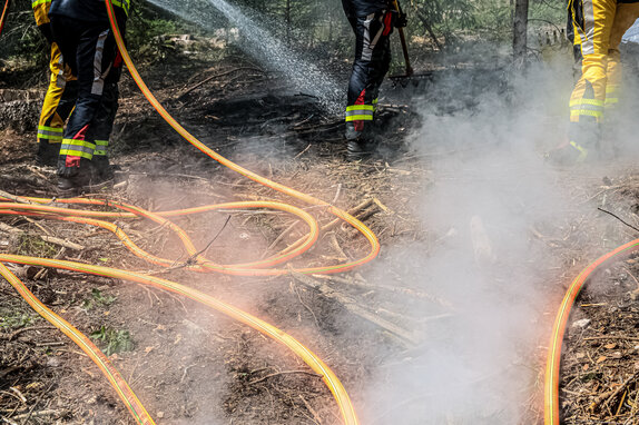 Forest fire hose from Gollmer & Hummel in use: with minimal bending radius maximum flexibility in the field.  | © GH