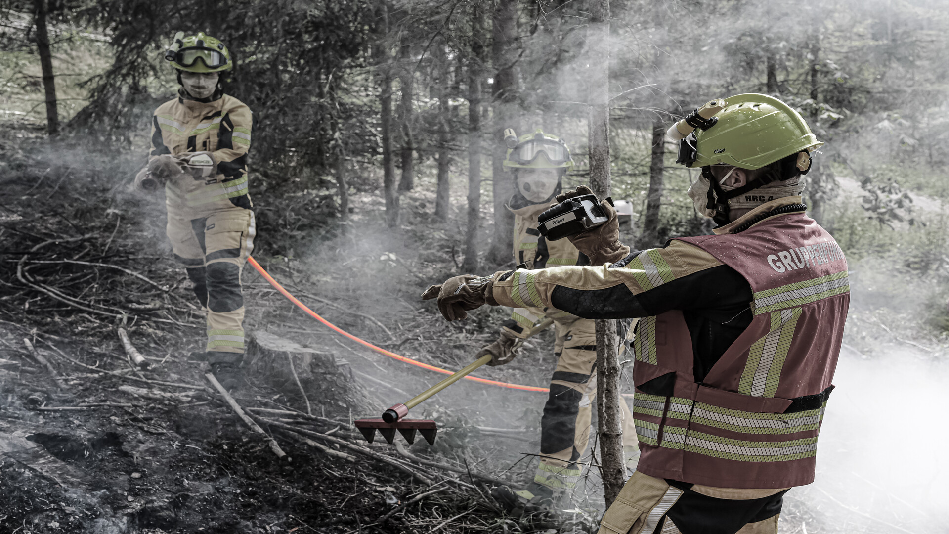 GH Waldbrandschläuche im Einsatz beim Eindämmen eines Vegetationsbrandes | © GH