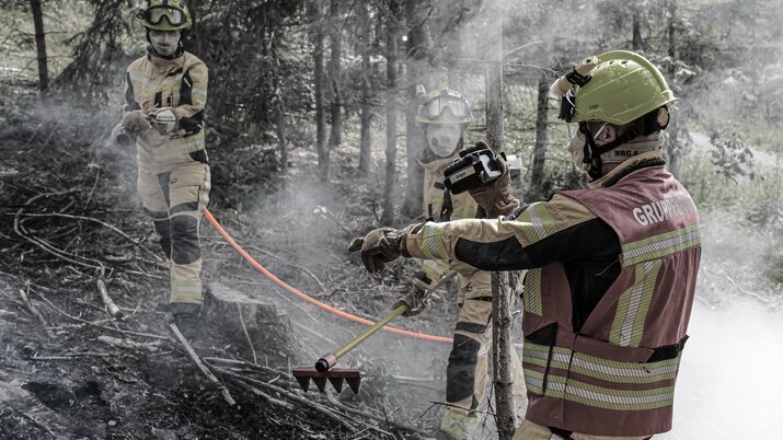 GH Forest fire hoses in use to control a vegetation fire | © GH