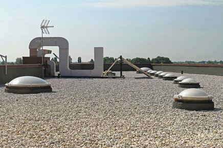 For roof graveling, GH hoses are used that withstand abrasive media such as gravel | © GH
