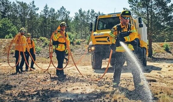 Einsatzkräfte bekämpfen Waldbrand mit D-Schlauch | © @fire