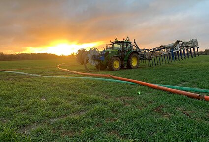 Slurry hosing in the field with GH drag hose and feeder hose | © GH