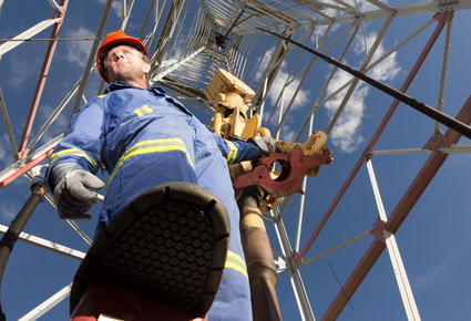 Ein Arbeiter an einem Bohrturm zur Öl Gas Förderung | © GH