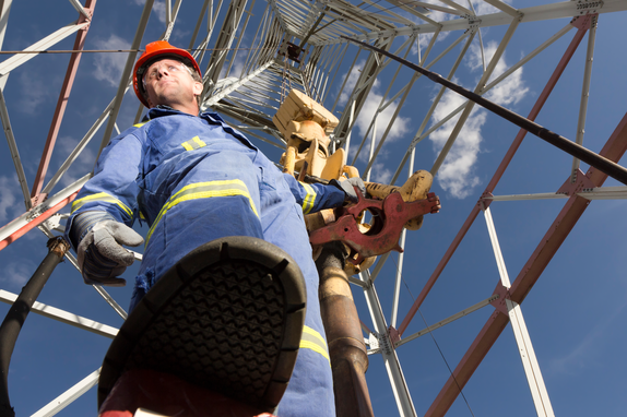 A worker at a drilling rig for oil gas production | © GH
