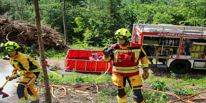 Feuerwehrleute bekämpfen einen Waldbrand am Hang | © GH